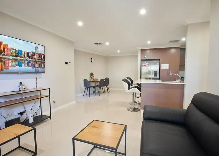 Gorgeous Family House Near Shops